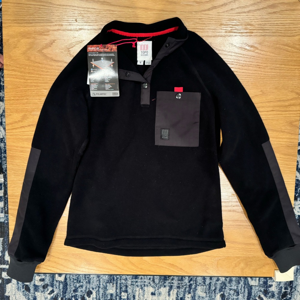NWT DEFECTS (missing 1 Button Snap) Topo Design Mountain Fleece Black/Red Size S